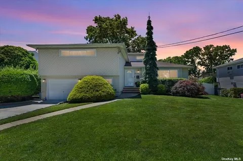 212 Walker St, Massapequa Park, NY 11762