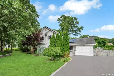 135 Evergreen Ave, Medford, NY 11763