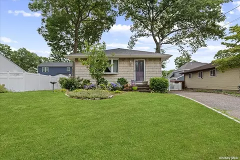 122 Arlington St, Patchogue, NY 11772