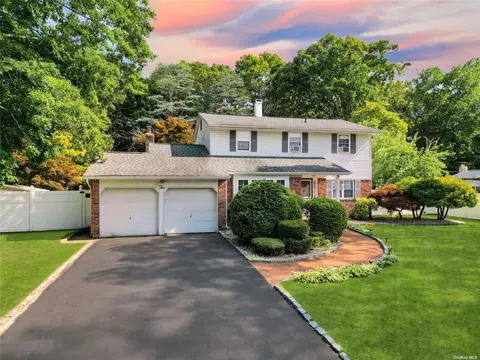 10 Beecher St, Coram, NY 11727