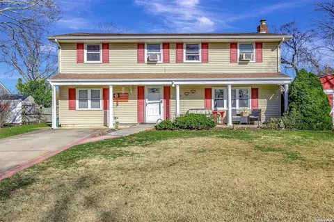 285 Floyd Rd, Shirley, NY 11967