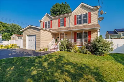 320 Abbington Ct, Copiague, NY 11726