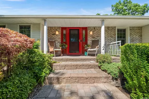 47 Woodland Ln, Smithtown, NY 11787
