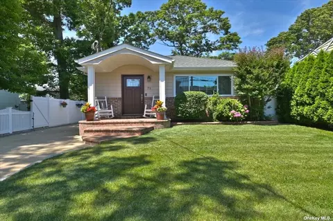 71 Abbey St, Massapequa Park, NY 11762