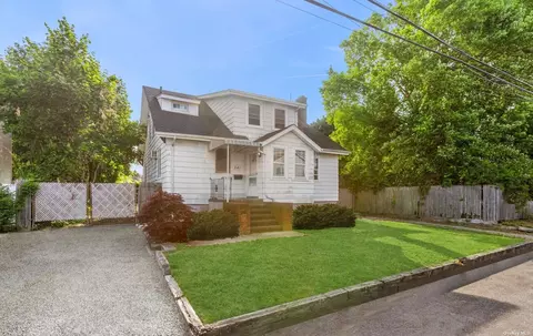 541 Hickory St, Lindenhurst, NY 11757