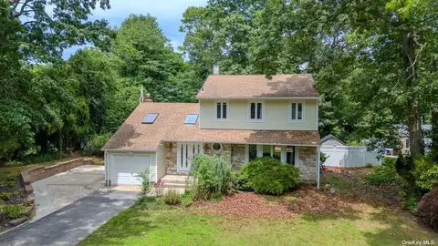 16 Peacock Ln, Commack, NY 11725