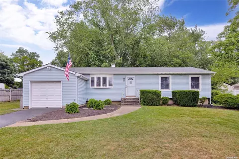 14 Kenwood Dr, Bohemia, NY 11716