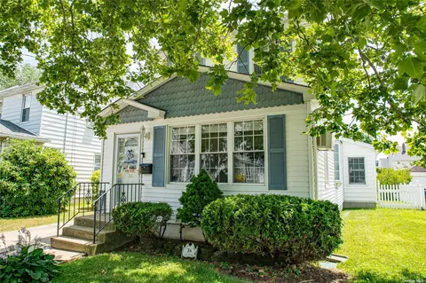 36 Exeter St, Williston Park, NY 11596