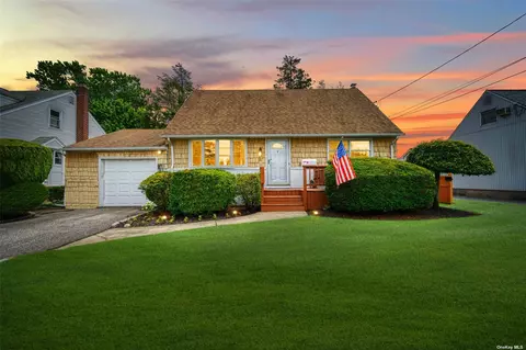 31 Pine St, Hicksville, NY 11801