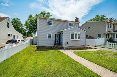 21 Orchard St, Lindenhurst, NY 11757