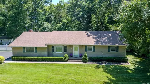 6 Bella Ct, Nesconset, NY 11767