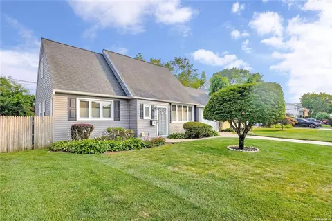 104 Jefferson Rd, Farmingdale, NY 11735