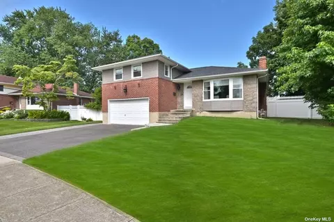 7 Felice Ln, Plainview, NY 11803