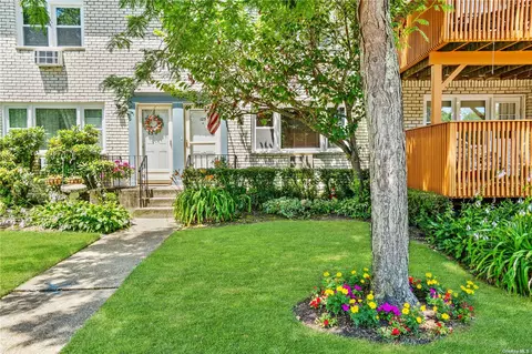 125 Finch Ln #125, Islip, NY 11751