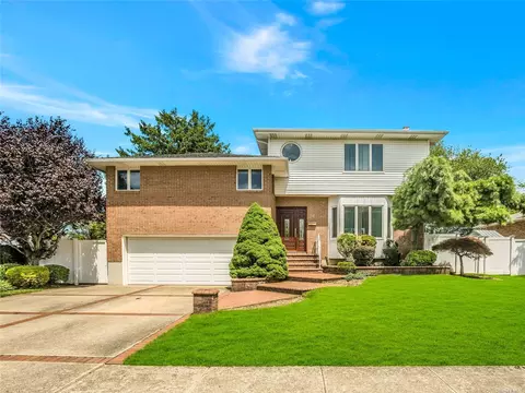 26 Maplewood Dr, Plainview, NY 11803