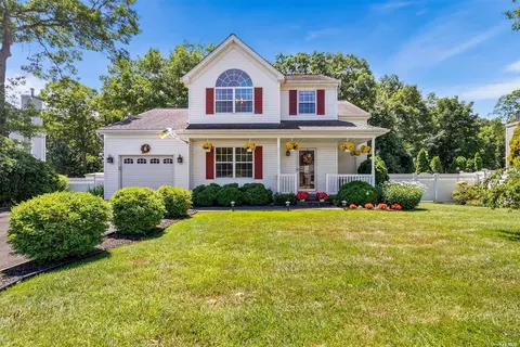 32 Vega Dr, Ronkonkoma, NY 11779