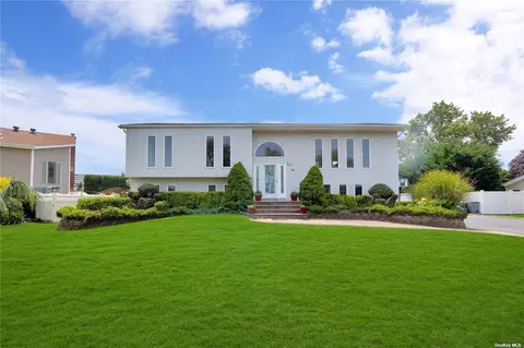 30 E Dolphin Ln, Copiague, NY 11726