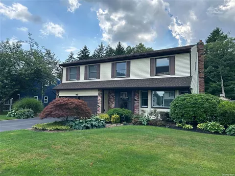 10 Barkley Ln, Nesconset, NY 11767