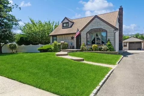 1288 Daffodil Ln, Wantagh, NY 11793