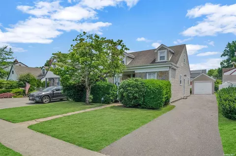 10 School St, Malverne, NY 11565