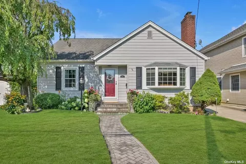 141 Saville Rd, Mineola, NY 11501
