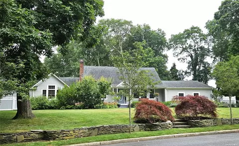 16 Annette Ln, East Moriches, NY 11940