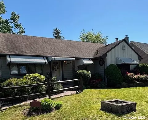 909 Alan Dr, Wantagh, NY 11793