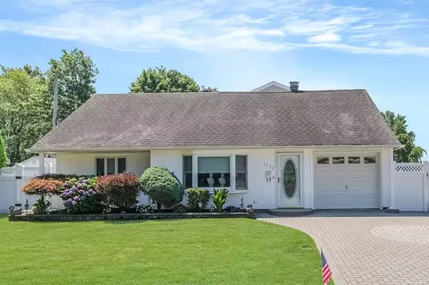 3732 Fiddler Ln, Bethpage, NY 11714