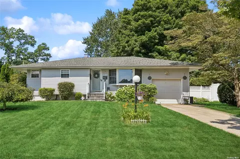 8 Jeanne Pl, Commack, NY 11725