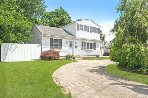 121 Commack Rd, Islip, NY 11751