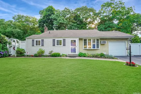 930 Gardiner Dr, Bay Shore, NY 11706