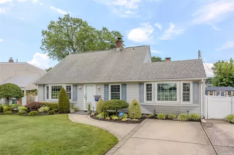 25 Chase Ln, Levittown, NY 11756