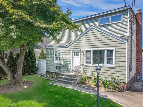 281 S 11th St, Lindenhurst, NY 11757