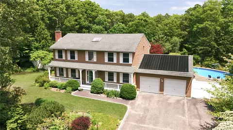 5 Phyllis Ct, Manorville, NY 11949