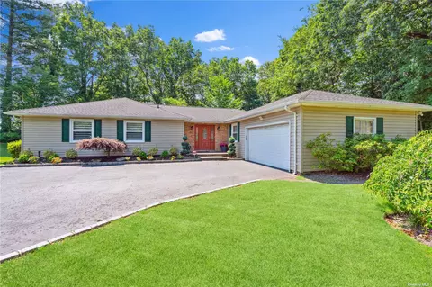 17 Mont Ave, Dix Hills, NY 11746