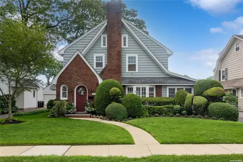 36 Wachusetts St, Rockville Centre, NY 11570