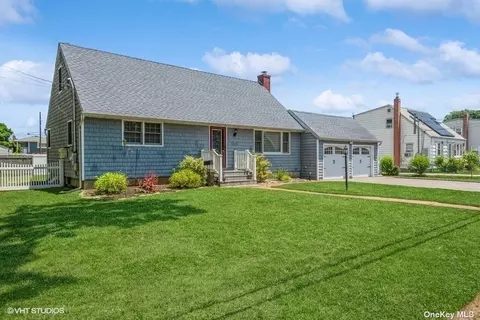384 N Erie Ave, Lindenhurst, NY 11757