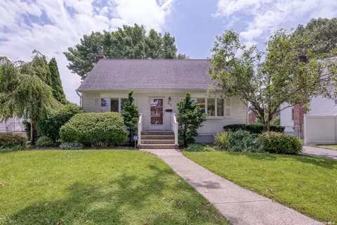 82 Sullivan Rd, Farmingdale, NY 11735