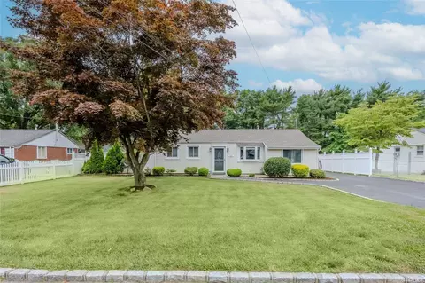 1650 N Gardiner Dr, Bay Shore, NY 11706