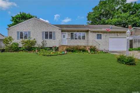 7 Wheeler Ct, Deer Park, NY 11729