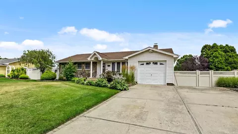 251 Kerry St, Holbrook, NY 11741