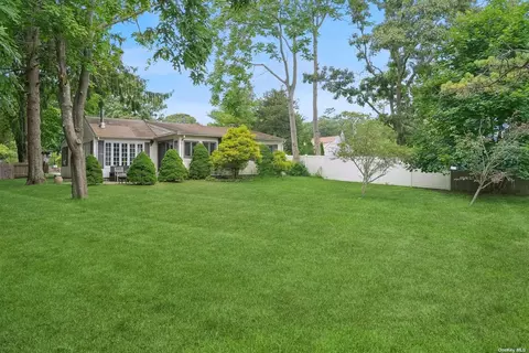 52 Springville Rd, Hampton Bays, NY 11946