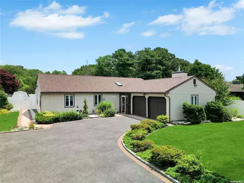 31 Frost Valley Dr, Patchogue, NY 11772