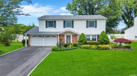 5 Bond Ln, Nesconset, NY 11767