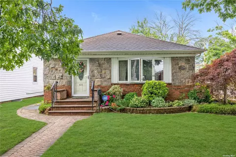 615 Leonard Blvd, New Hyde Park, NY 11040