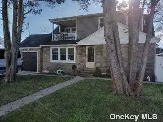 564 15th St, West Babylon, NY 11704