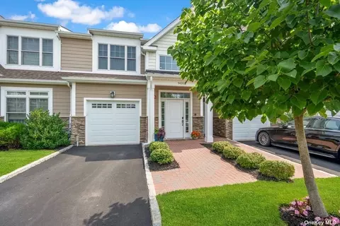 54202 Spruce Pond Cir #54202, Plainview, NY 11803