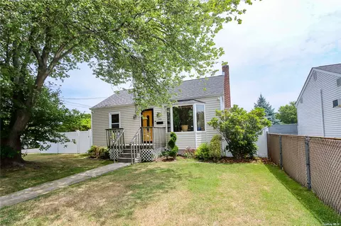 660 Hawkins Blvd, Copiague, NY 11726