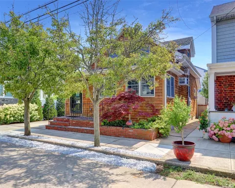 94 Garden City Ave, Point Lookout, NY 11569