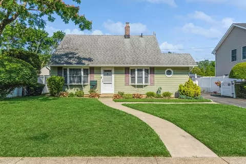 5 Farm Ln, Levittown, NY 11756